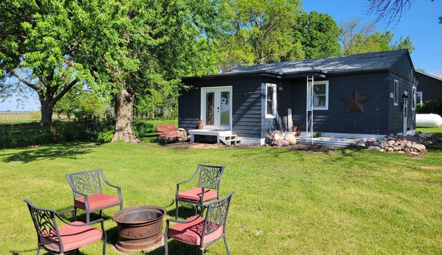 Charming 2-bedroom guest country farmhouse with WiFi, AC in rural Milford.
