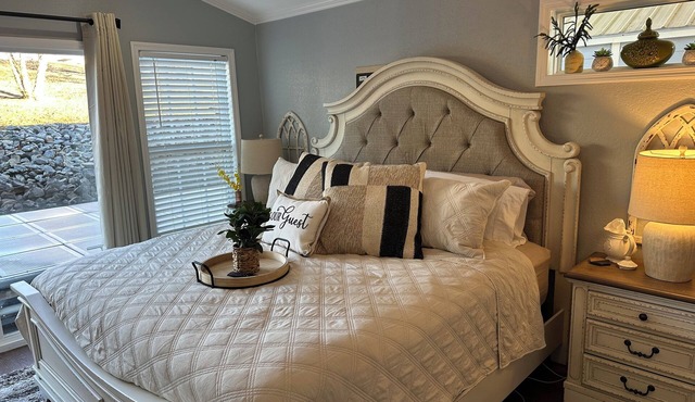 Charming 2-bedroom house boat in Bainbridge Ga. Beauty and elegance in one.