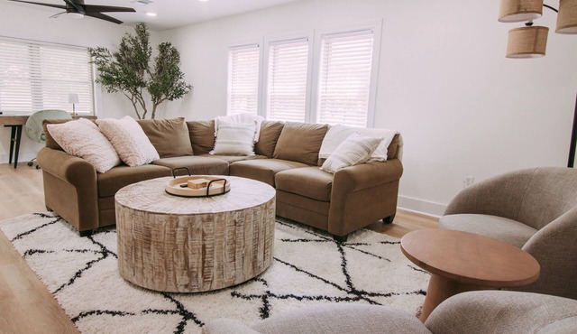 Charming 2-bedroom house in Batesville steps From Lyon