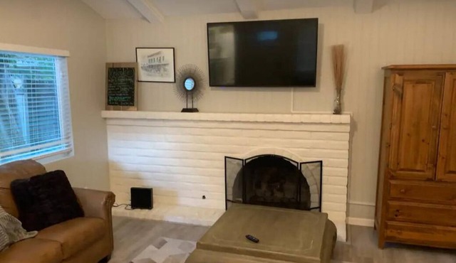 Charming 2-bedroom house sleeps up to 8 with pull out couch/love seat, back yard