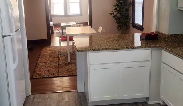 Charming 2-bedroom house can walk to movies or restaurants or coffeeshops