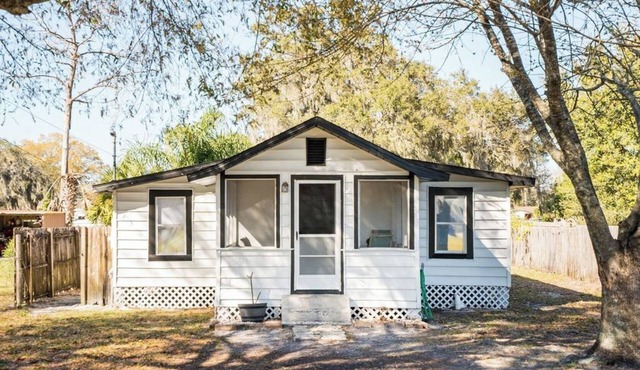 Charming 2-bedroom house with huge yard and firepit in Eagle Lake