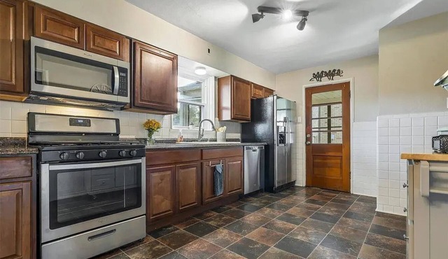 Charming 2-bedroom house in lovely Florissant with AC, has lots of light.