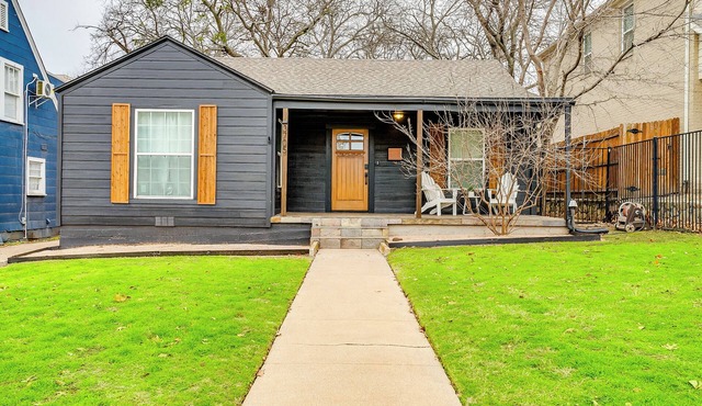 Charming 2-bedroom house in amazing Fort Worth with WiFi, AC, King Bed