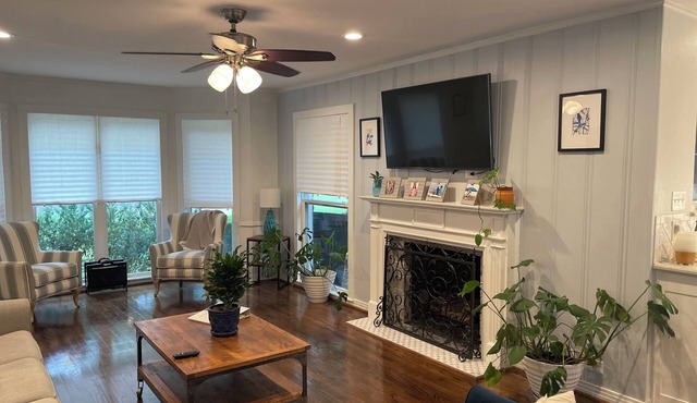 Charming 2 bedroom house with great outdoor living area in across from TCU