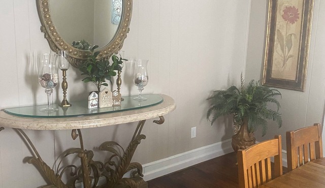Charming 2-bedroom house with WiFi, AC in brilliant Greensburg