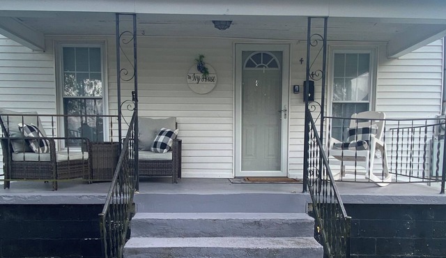 Charming 2-bedroom house with WiFi, AC in welcoming Greensburg.