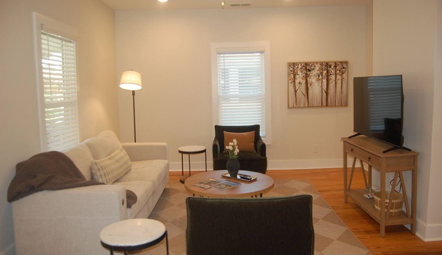Charming 2-bedroom house, walkable to downtown Greenville!