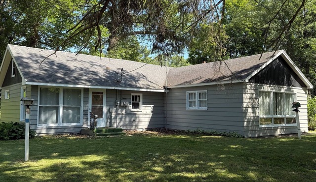 Charming 2-bedroom home in Hackensack. Enjoy during the summer and winter.