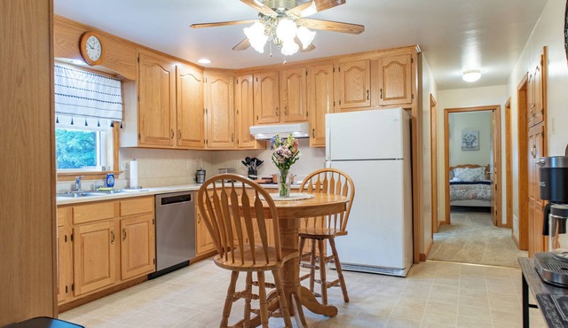 Charming 2-bedroom house with peaceful front porch and game room in Hagerstown