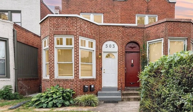 Charming 2-bedroom home w/WiFi, AC, pet friendly close to Farm Show in Uptown