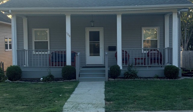 Charming 2-bedroom house in Harrisburg Close to the Shawnee National Forest !
