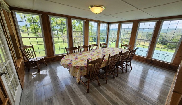 Charming 2-bedroom house in Huntingdon with AC and short drive to State College!