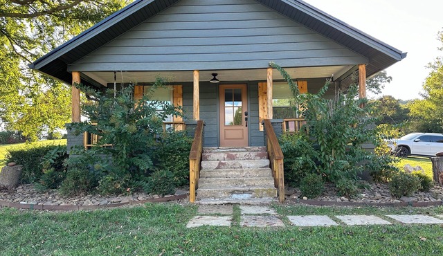 Charming 2-bedroom house in Huntsville, AR Located in the crossroads of NW AR.