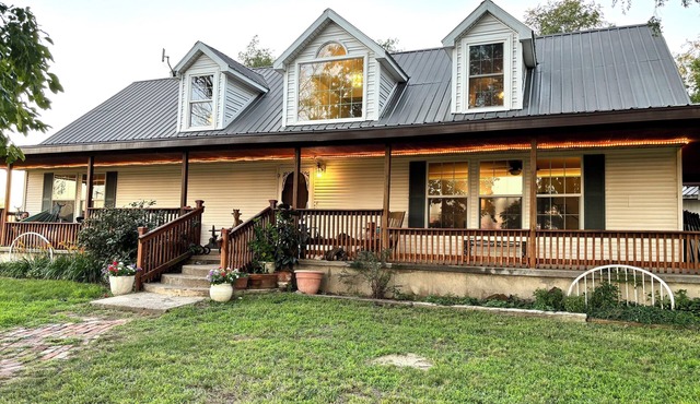 Charming 2-bedroom house in Hutchinson with WiFi, family-friendly.
