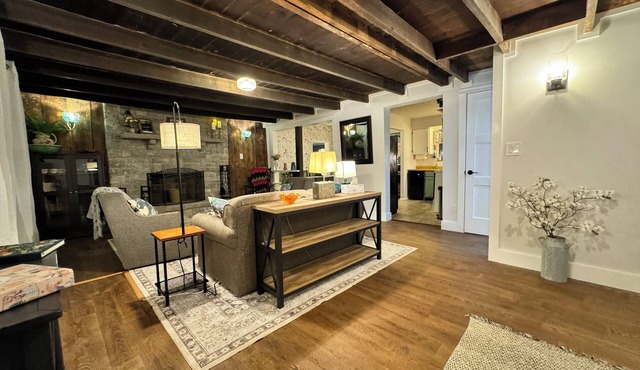 Charming 2-bedroom home with AC and Wifi, 2mi from Lake Cumberland in Monticello