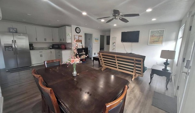 Charming 2-bedroom house with AC, WiFi in North Bend, pets ok, crabbing tools