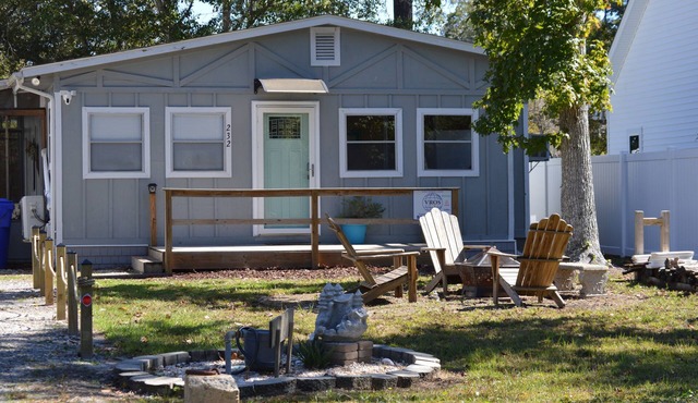 Charming 2-bedroom House with screened in porch WiFi, AC in beautiful Oak Island