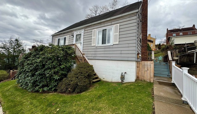 Charming 2-bedroom house with AC, WiFi in Pittsburgh