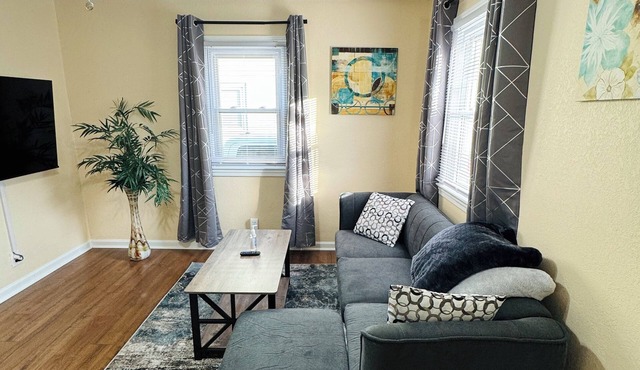 Charming 2-bedroom house in fabulous Portsmouth with WiFi, AC