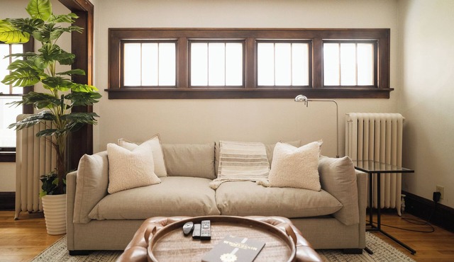 Charming 2-bedroom house with WiFi, Centrally Located in Saint Paul