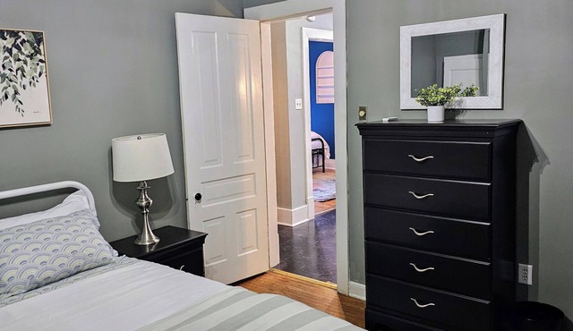 Charming 2-bedroom house with plenty amenities on Saint Paul's Cathedral Hill.