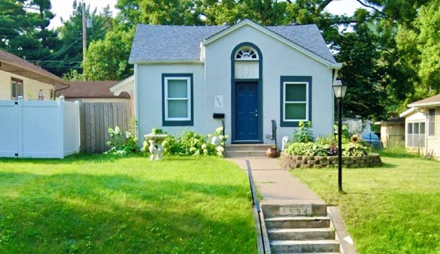 Charming 2-bedroom house in Saint Paul with AC