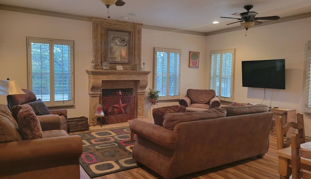 Charming 2-bedroom house on 40 acres in Springtown with pond
