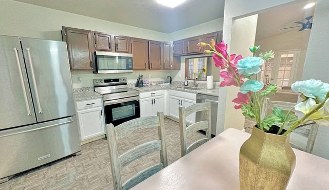 Charming 2-bedroom house in The Colony with WiFi, AC no chores