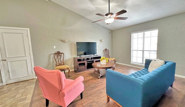Charming 2-bedroom house with AC, WiFi in wonderful The Colony