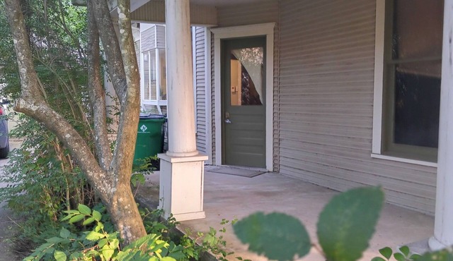 Charming 2-bedroom house in delightful Waxahachie with AC, WiFi