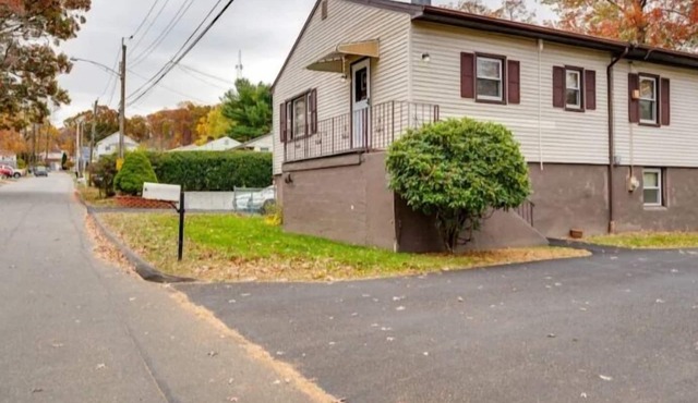 Charming 2-bedroom house in delightful West Haven with WiFi, AC, TVs, bedding