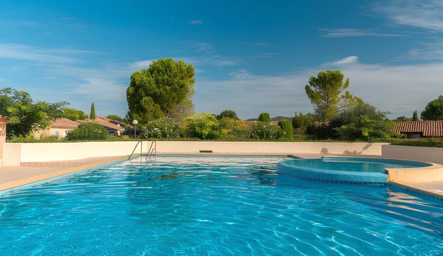 Charming 2-bedroom house with pool, WiFi, AC in peaceful Eyguières