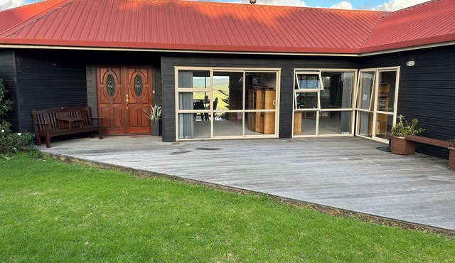 Charming 2 bedroom home in a peaceful, rural setting, minutes from Muriwai beach