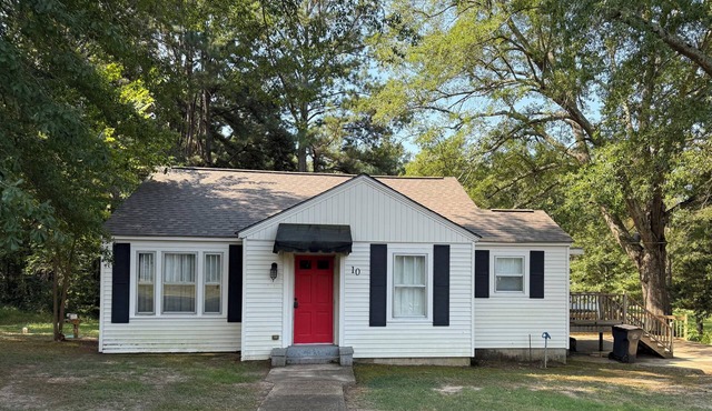 Charming 2-bedroom house 8 miles from Oxford and Ole Miss! Crib and high chair