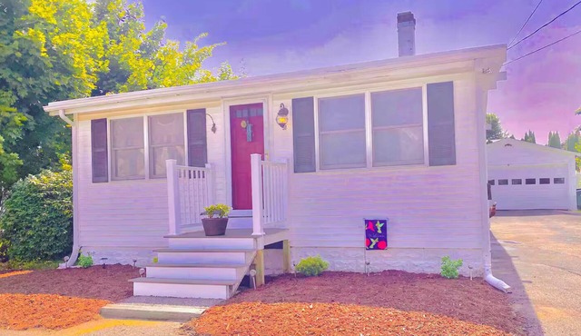 Charming 2 bedroom home, centrally located in Biddeford!