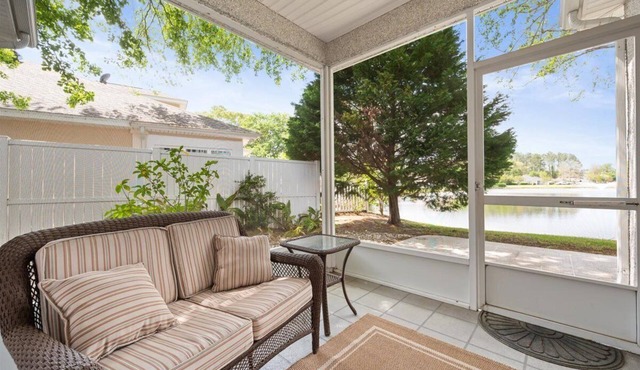 Charming 2-bedroom house on a Pond with Wildlife