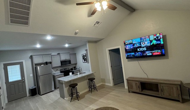 Charming 2-bedroom house with WiFi, AC in wonderful Chickasha