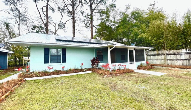 Charming 2-bedroom house with WiFi, AC in welcoming Eastpoint