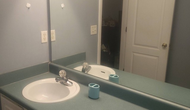 Charming 2-bedroom house with deck, WiFi, AC in Ellenwood