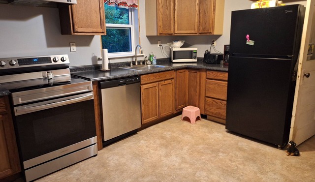 Charming 2-bedroom house in delightful Ellington with WiFi, AC, private big yard