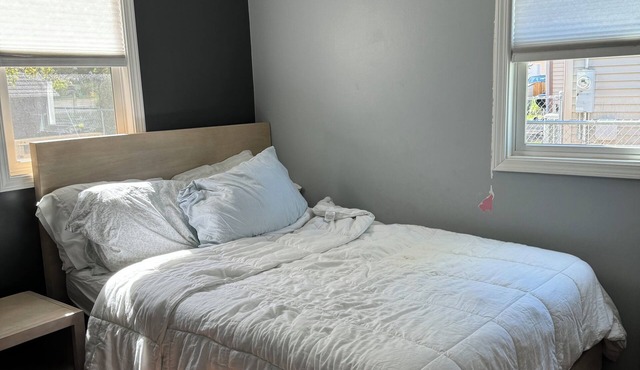 Charming 2-bedroom house in lovely Grayslake with AC, WiFi