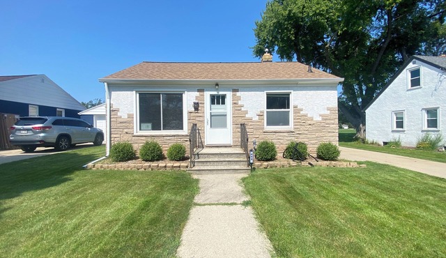 Charming 2-bedroom house with WiFi, with fenced in yard for pets!