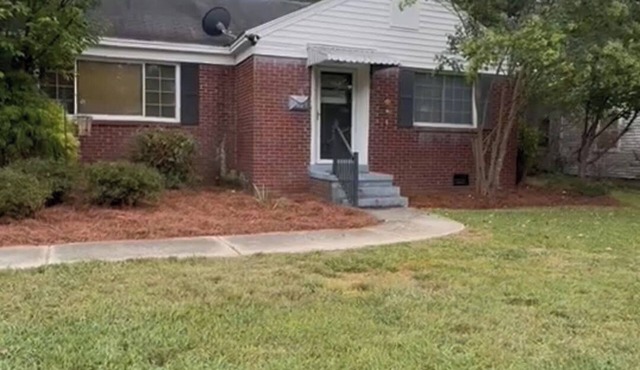 Charming 2-bedroom house in Greenwood within a block of Hospital and Hospice