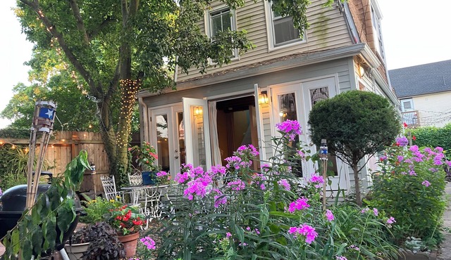 Charming 2-bedroom house in quaint Highlands with AC, WiFi