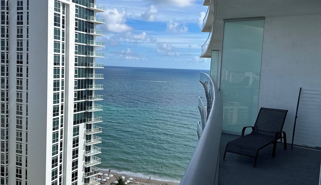 Charming 2-bedroom hotel with AC, fitness room in Hollywood