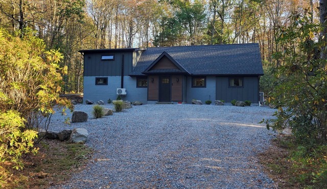 Charming 2-bedroom house in cool Long Pond with AC