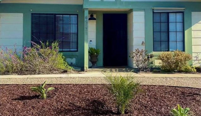 Charming 2-bedroom house with WiFi, AC in welcoming Oceanside