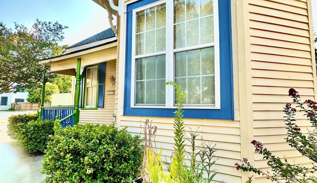 Charming 2-bedroom house with WiFi, AC in enchanting downtown Opelousas.