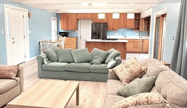 Charming 2-bedroom house in wonderful Oxon Hill with AC, WiFi
